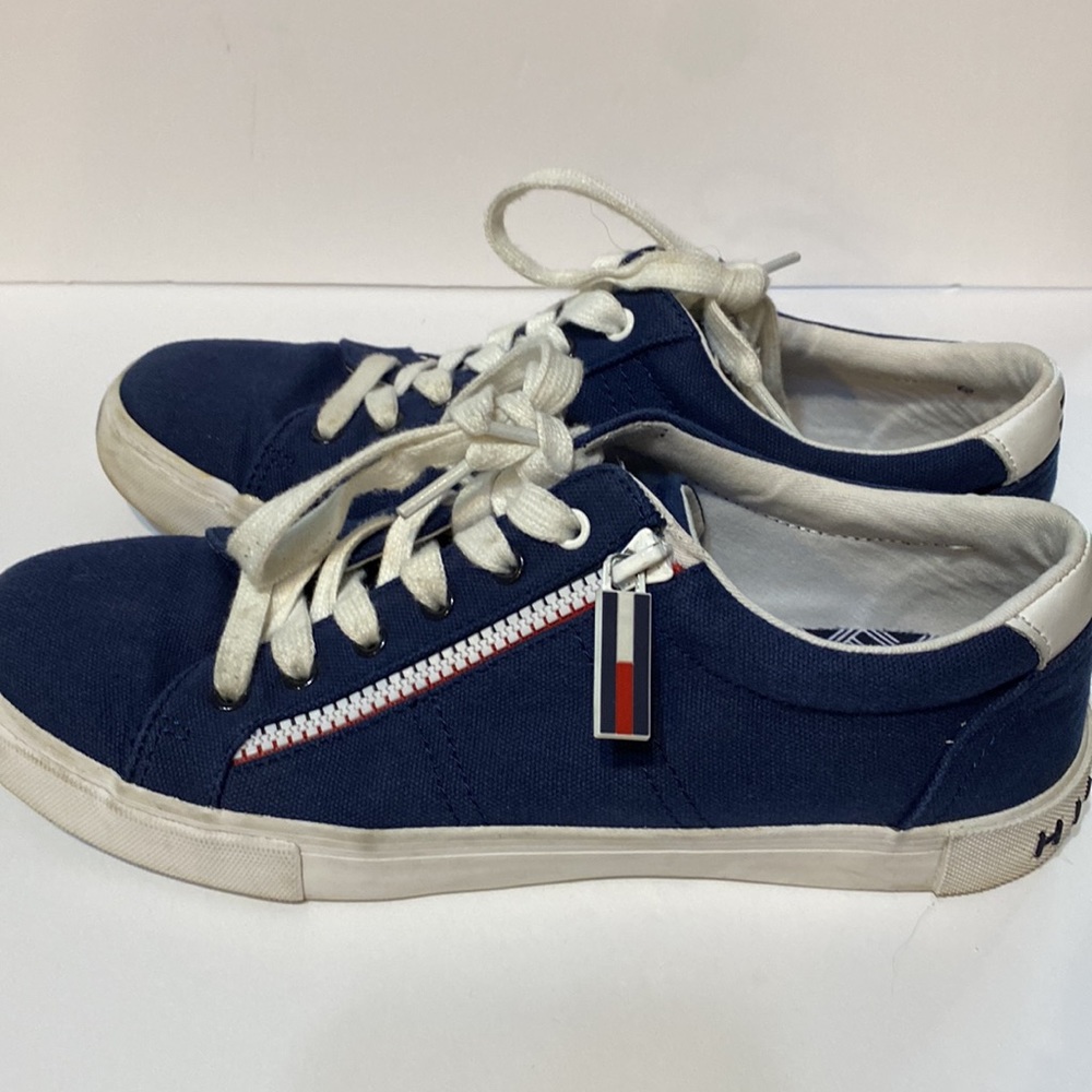 Tommy Hilfiger canvas zip sneakers. Size 9M